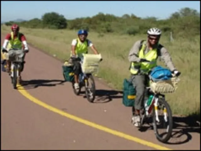 Jóvenes en bicicleta.