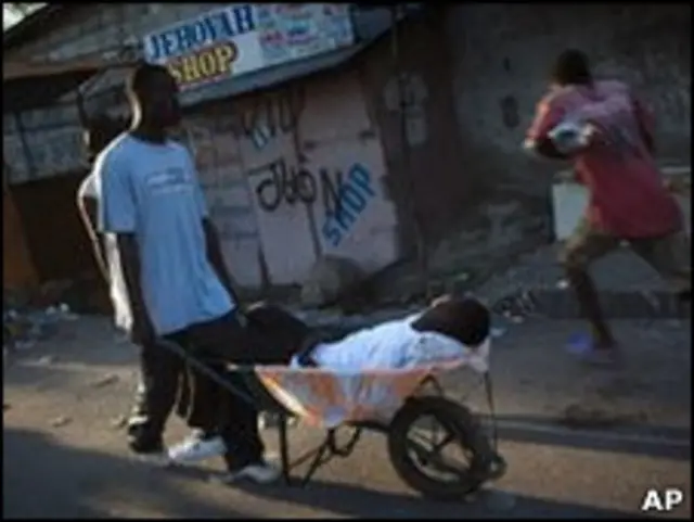 Haitiano leva vítima de cólera pela capital