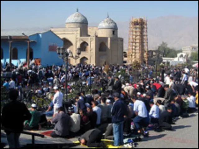 Верующие у таджикской мечети