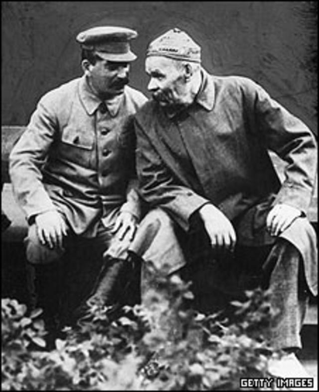 استالین (چپ) در کنار ماکسیم گورکی
