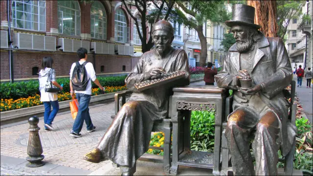 廣州沙面島上展示清朝中西貿易活動的銅像（19/11/2010）