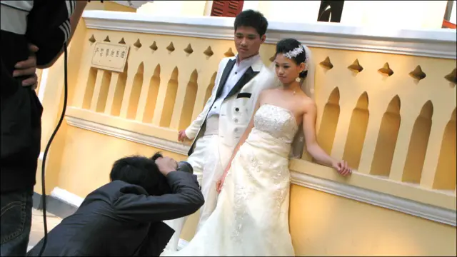 廣州沙面島上一對凖新人在拍攝結婚照（19/11/2010）