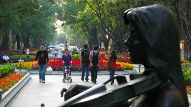 廣州沙面島上座豎立在花園內的銅像（19/11/2010）