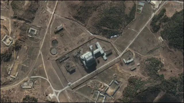 Reaktor nuklir Yongbyon dari satelit, 2002