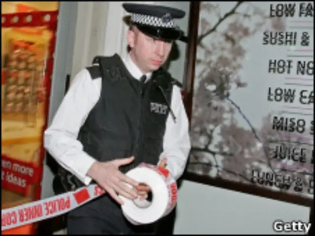 Британский полицейский возле места отравления Александра Литвиненко