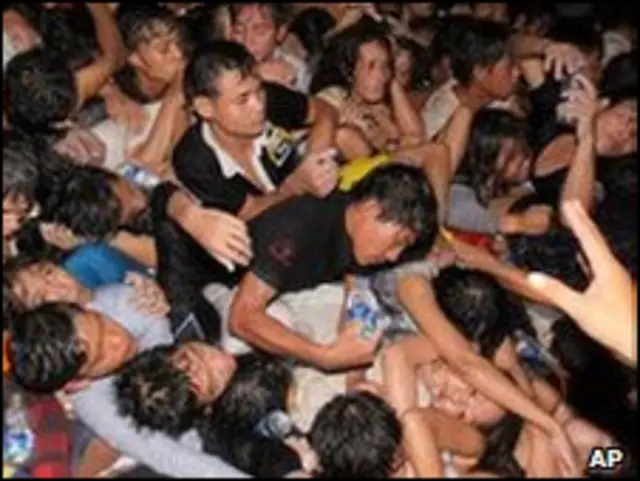 Berdesakan di festival Kamboja