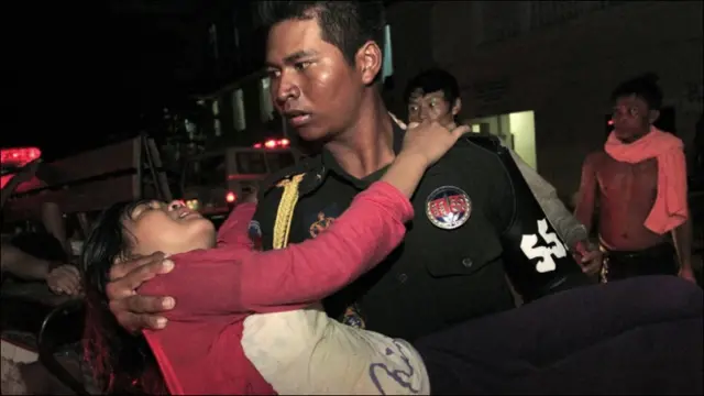 زخمی کو لے جایا جا رہا ہے