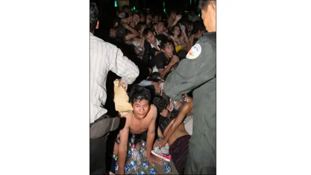 ہجوم میں لوگ بری طرح پھنس گئے تھے 