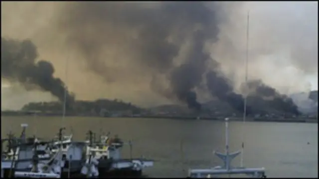 Asap mengepul dari Pulau Yeongpyeong, yang ditembaki artileri Korea Utara.