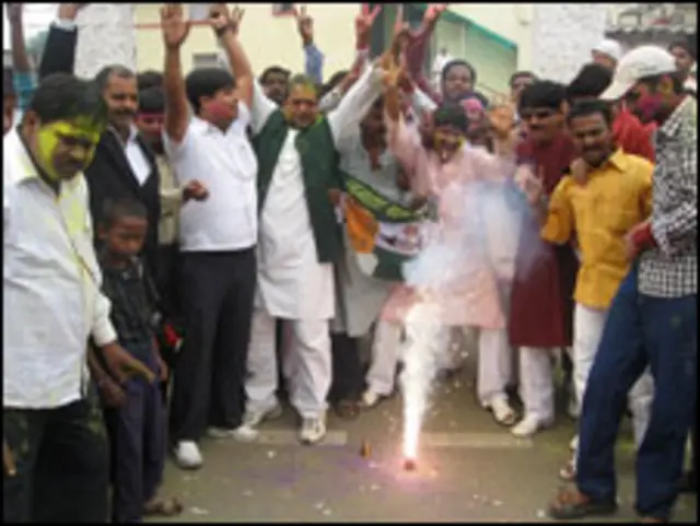 ख़ुशी मनाते जदयू के कार्यकर्ता