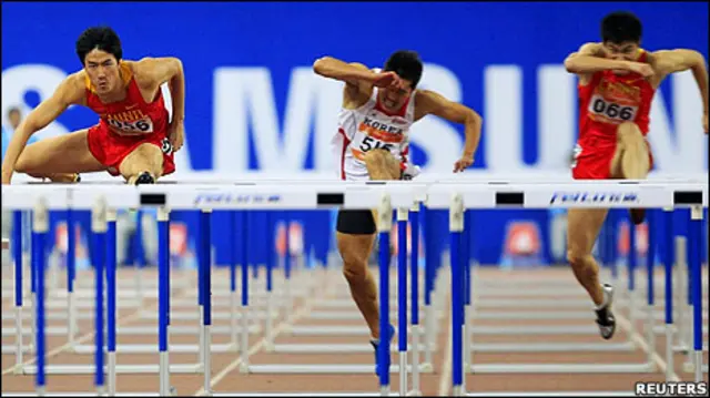 刘翔（左）、朴泰硬（中）与史东鹏（右）在广州亚运男子110米跨栏决赛上（24/11/2010）