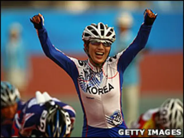 韩国女子轮滑选手禹孝淑在广州亚运女子1万米积分淘汰赛冲线夺金（24/11/2010）