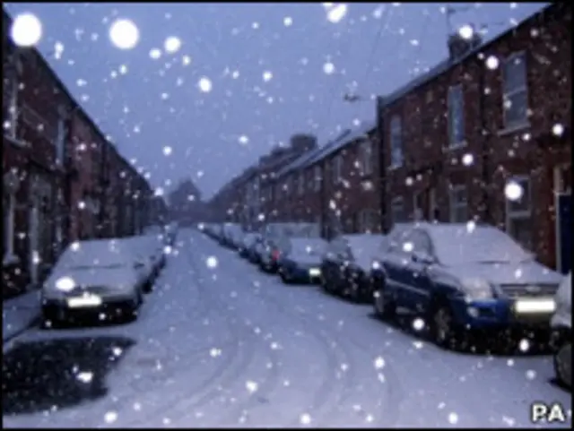 周三夜里白雪覆盖约克市的一条街道