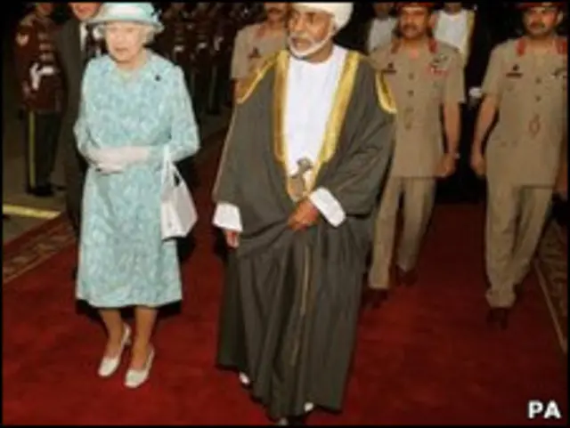 الملكة إليزابيث والسلطان قابوس