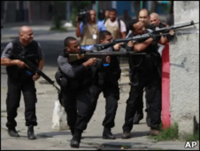 Policiais durante ocupação da Vila Cruzeiro