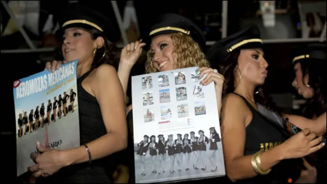 Kesepuluh pramugari Mexicana memamerkan kalender merek