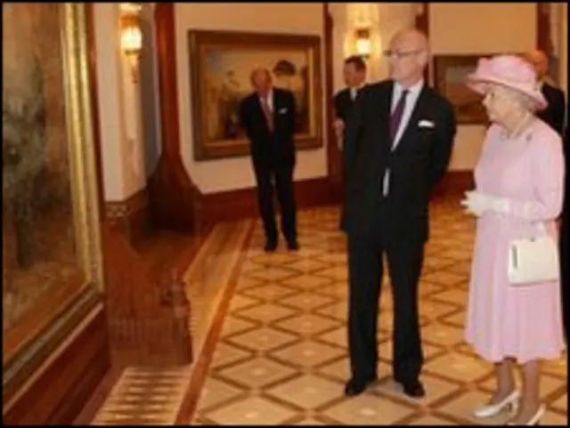 الملكة اليزابيث الثاني في قصر العلم