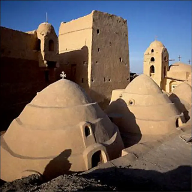 فراموش کردن اینکه مصر دارای یک جمعیت مسیحی قبطی و سابقه مسیحی طولانیست کار آسانی به شمار می رود، سابقه ای که با داستان "سفر خانواده مقدس به مصر" در انجیل آغاز می شود. صومعه سنت آنتونی، در نزدیکی ساحل دریای سرخ، قدیمی ترین صومعه مسیحی جهان است. این کلیسا یکی از گنجینه های عظیم مصر است. بعضی از نقاشی های روی دیوارهای آن به قرون ششم و نهم میلادی بر می گردند، و یکی از آنها تصویر بنیانگذار آن، یعنی خود آنتونی قدیس است. او در اوایل قرن چهارم میلادی، بمدت ۴۰ سال، در غار کوچکی در بالای صحرا زندگی می کرد و این صومعه – که به شهری در دل صحرا می ماند – در حدود سال ۳۶۰ ساخته شد. راهبان ساکن این کلیسا هنوز به زبان قبطی صحبت می کنند، زبانی که در زبان مصریان باستان ریشه دارد.