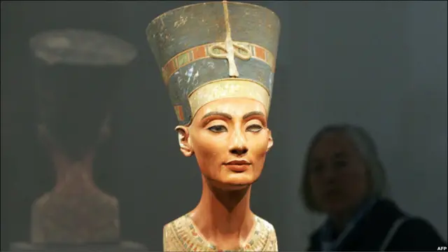 نفرتیتی زیبا و شوهرش آخناتون، فرعون "کافر"، دو تن از جذاب ترین شخصیت های تاریخی هستند. آخناتون پرستش خدایان قدیمی را ترک کرد و پایتخت جدیدی بنا نهاد که در آن بتواند طریقت جدیدی را دنبال کند. این پایتخت جدید در جایی بین الاقصر و دلتای رود نیل قرار دارد و امروزه تل العمارنه خوانده می شود.
بنا بر اعتقادات آخناتون، آمون، دیگر پروردگار خالق بزرگ نبود، بلکه این عنوان از آن بزرگترین زندگی بخش، یعنی خورشید (آتن) بود. در العمارنه پادشاه و نِفِرتیتی می توانستند بطور ِ کامل از گذشته بِبُرند و در فضای تازه ای زندگی جدیدشان را دنبال کنند. آیا اولین تجربه یکتاپرستی در تاریخ بوده است؟ چه اینطور بوده باشد و چه نه، پادشاه و ملکه چند سال بعد از آن از دنیا رفتند و نظام پیشین دوباره استقرار یافت و شهر رویاهای دینی برای همیشه بدست فراموشی سپرده شد. دشت دور افتاده العمارنه حالا تنها بدرد ترساندن آدم ها می خورد، بخصوص مقبره های سلطنتی متروکه آن که در دل کانال های آبی خشکیده در طرف شرق آن قرار دارند.