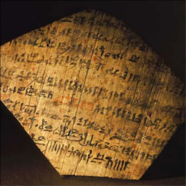 دیر المدینه
گوهری پنهان. در این دهکده مردمانی زندگی می کرده اند که در ساخت اهرام مشارکت داشته اند. دهکده، در دره ای کوچک و زیر صخره های غربی، در ساحل غربی نیل قرار دارد و مردمانی در اینجا زندگی می کرده اند مقبره های سلطنتی و اشرافی می ساختند و تزئین می کردند.
متون نوشته شده بر پاپیروس ها و خرده سفالینه های موجود اطلاعات گرابنهایی در مورد زندگی این مصریان "عادی" در اختیار ما قرار می دهند و حتی به مسائل عاشقانه آنها هم می پردازند. قبر یکی از این کارگران بنام پِشِدو نقاشی های دیواری زیبایی دارد که او و همسرش را در حال کشاورزی در بهشت نشان می دهند و این صحنه کاملا زندگی آنها بر روی زمین را بازآفرینی می کند.
این مردمان قبرهایشان را، درست مثل امروز، روی بستری از سنگ و خشت آجری می ساخته اند و برای سفت کردن خشت ها از نِی استفاده می کرده اند و بعد هم آنها را در آفتاب خشک می کرده اند.