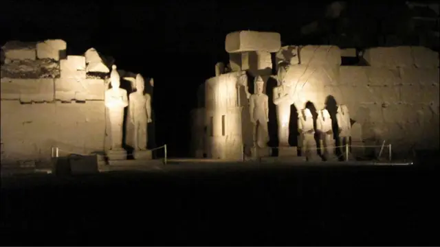 کرنک خانه آمون راع، خدای خدایان است و به یک شهر ِ بازی آیین مذهبی مصر باستان می ماند که در آن همه خدایان این تمدن در یک دوره ۲۰۰۰ ساله دیده می شوند و در رأس همه آنها آمون قرار دارد. اینجا مجموعه ای از معابد است که فراعنه مصر تا زمان حمله اسکندر مقدونی از خود بجای گذاشته اند.
تالار ستوندار عظیمی که در مرکز آن قرار گرفته آنقدر بزرگ است می توان هر دو کلیسای سنت پل لندن و کلیسای سن پیِر رُم را در دل آن جا داد. کرنک علاوه بر عظمت بسیار هم باشکوه است و هزارتوی بزرگی هم دارد که می توان به آسانی در آن راه را گم کرد. کرنک زمانی با راهی که در طول آن مجسمه های فراوان قرار داشتند، به الاقصر متصل می شد و اکنون هم برنامه هایی در دست است تا با انجام عملیات حفاری این راه بازسازی شود.