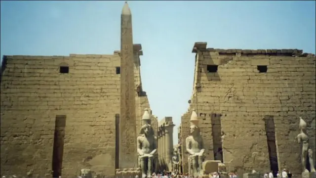 الاقصر یکی از شهرهای جذاب مصر است و چشم انداز خوبی از رود نیل، صخره های صورتی و بیابان های اطراف تِب دارد. معبد الاقصر با ۴۰۰۰ سال سابقه تاریخی درست در وسط شهر قرار گرفته و توسط دو تن از مشهورترین فراعنه مصر ساخته شده؛ یکی آمنحوتپ سوم، که حامی فوق العاده برای هنر بود و در دوران سلطنت ۴۰ ساله اش مصر یکی از دوران های باعظمت خود را پشت سر گذاشت. و دیگری رامسس دوم که به "سازنده بزرگ" ملقب است.
این معبد به آمون، خدای خدایان، تقدیم شد. معبد در دوران تسلط یونانی ها و رومی ها پابرجا ماند و بعدها به کلیسا تبدیل شد. حالا هم یک مسجد در بین ستون های آن آشیانه کرده است.
در جلوی مدخل ورودی معبد، بدستور رامسس دوم داستان جنگ بزرگ او در قادش (در سوریه امروزی) علیه امپراتوری هیتی روی دیوارها حکاکی شده. این جنگ معروف شروع دست اندازی امپراتوری مصر به خاور نزدیک در دوران پادشاهی جدید بود. رامسس علاوه بر این دستور داد شش مجسمه عظیم از او و دو ستون هرمی شکل سنگی در مقابل ورودی معبد ساخته شود که یکی از ستون های سنگی را می توان حالا در پاریس دید.