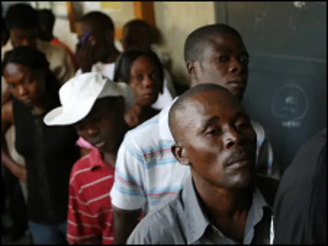 Masyarakat Haiti mengantri memberi suara mereka