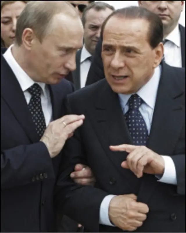 Ông Putin ( trái) và Thủ tướng Italy Berlusconi cũng bị nêu tên trong Wikileads