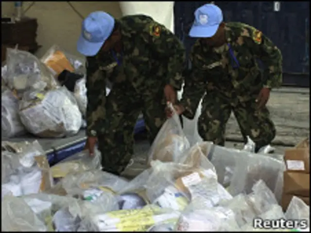 Soldados da ONU organizam o material para a contagem de votos das eleições