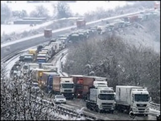英国大部分地区的交通运输受大雪困扰