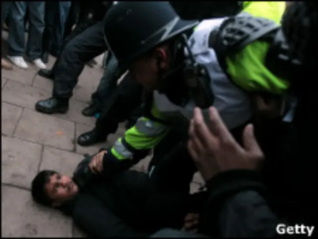 抗议学生被警察安在地上