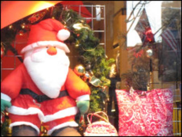 Санта Клаус в витрине магазина