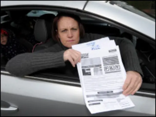 Cathryn James mostra a multa recebida