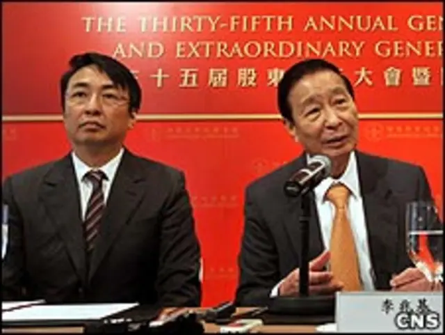 李兆基（右）與李家傑（中新社圖片1/6/2010）