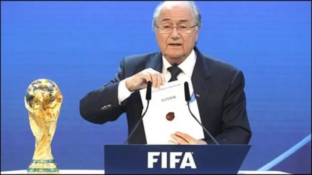 Bos Fifa Sepp Blatter mengumumkan hasil pemungutan suara di Zurich, Swiss