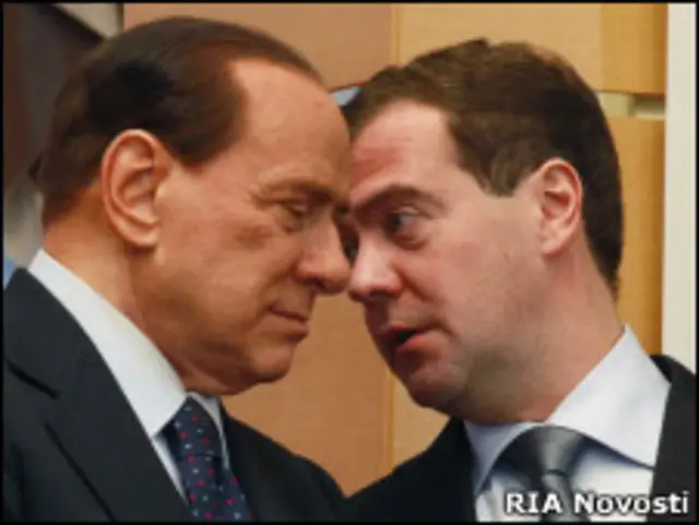 Дмитрий Медведев (справа) и Сильвио Берлускони в Сочи 3 декабря 2010 г.