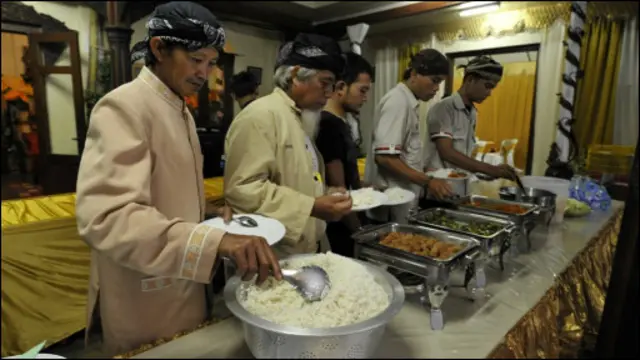 Usaha restoran akan dikenai pajak 10 persen