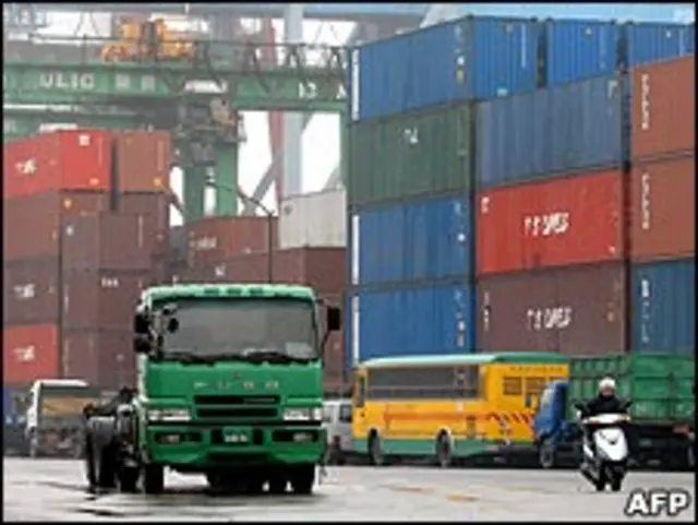 台灣基隆港的集裝箱貨輪碼頭（8/3/2010）