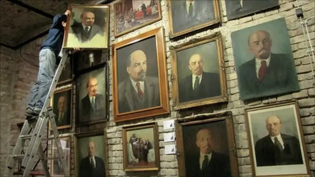 Nhân viên ở Gallery Pinter tại Budapest đang treo một trong nhiều bức tranh Lenin.