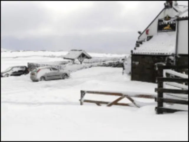 Lion Inn no dia 25 de novembro, um dia antes de a neve cortar acesso ao local
