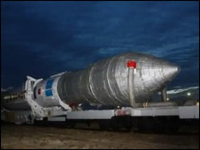 发射前的火箭和卫星