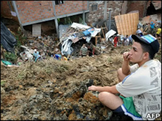 Residente observa trabalhos de resgate em Medellín