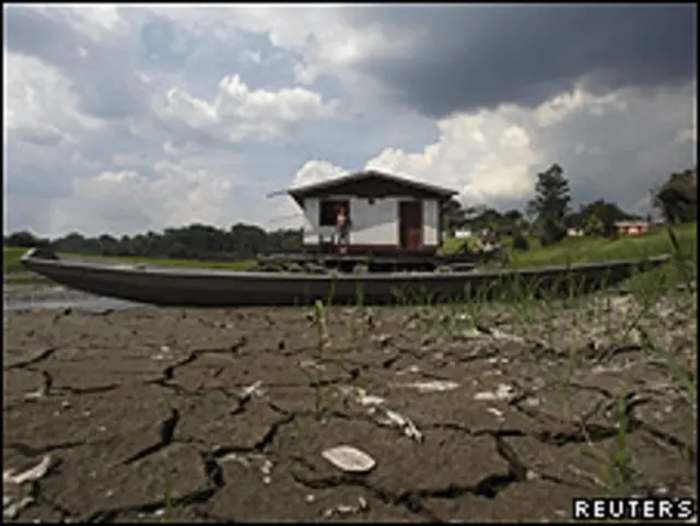 Un bote descansa en un lago que se ha secado 