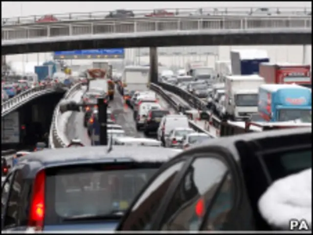Carros parados na estrada M8, que liga Glasgow a Edimburgo