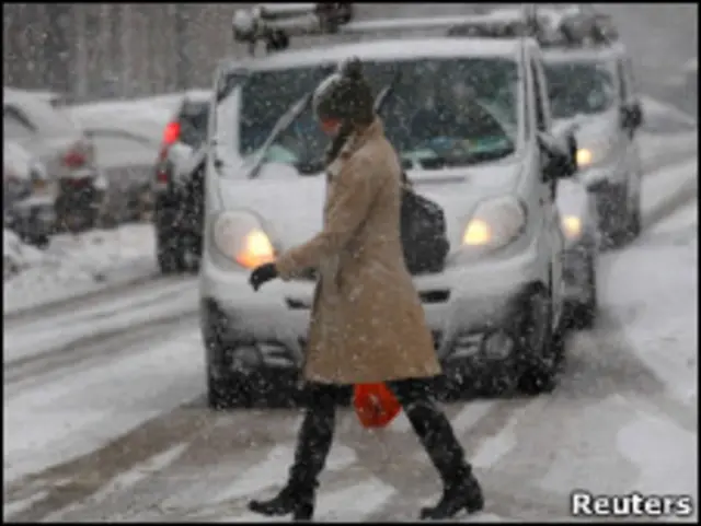 Mulher atravessa rua em Edimburgo