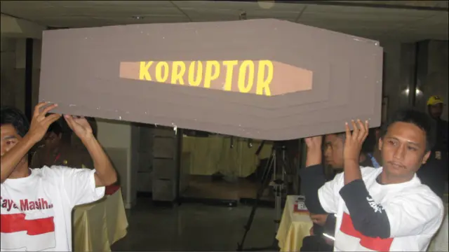 Aktivis berunjuk rasa di tempat pendaftaran calon ketua KPK tahun 2010. 