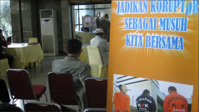 Kepedulian publik terhadap masalah korupsi meningkat pesan dalam beberapa tahun terakhir. Banyak kampanye publik berlangsung di tempat-tempat umum.