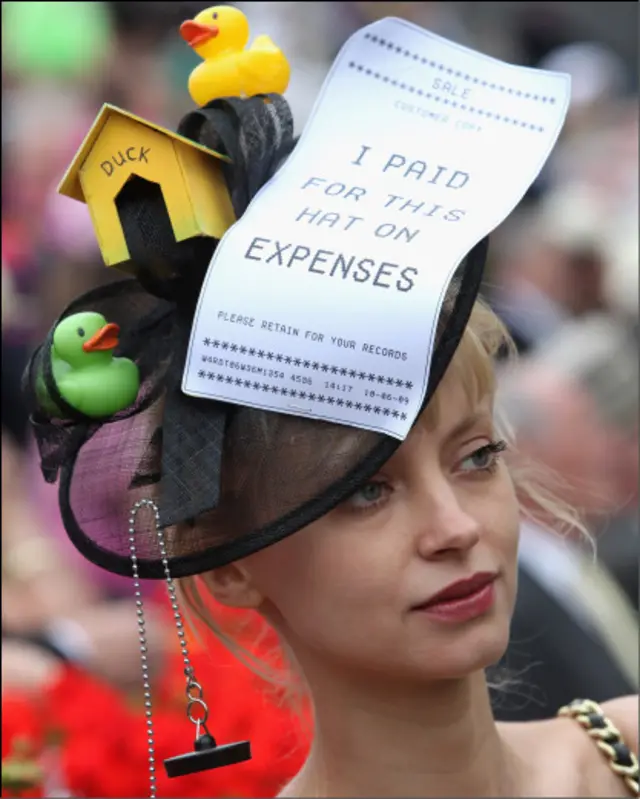 Model ini menyindir anggota parlemen Inggris yang mengklaim pengeluaran yang dituding sebagai bentuk korupsi. 