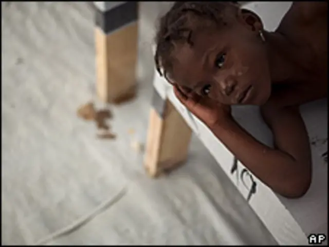 Menina com sintomas de cólera em hospital em Porto Príncipe