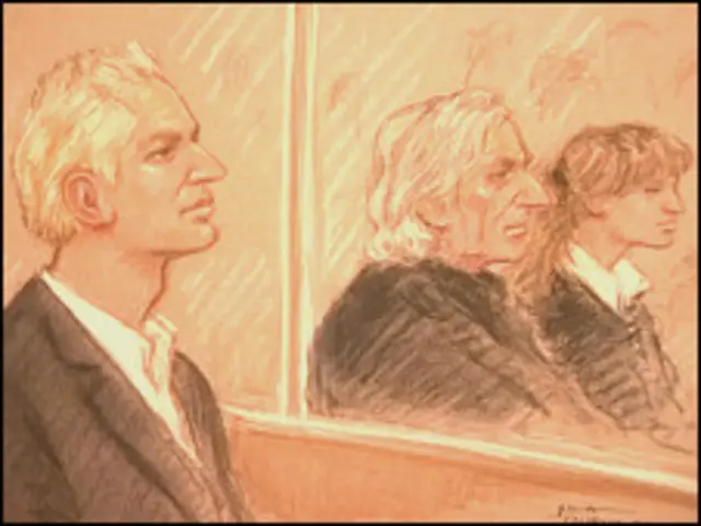 Julian Assange di depan sidang